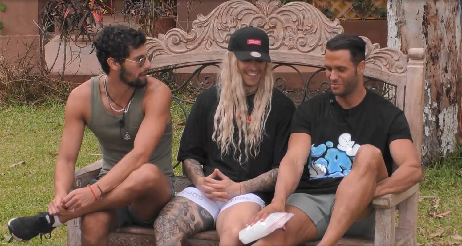 Nico Solabarrieta con la melena de Guarén conversa con Jhonatan Mujica y Fabio Agostini en Tierra Brava