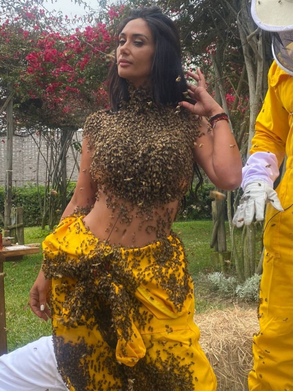 Pamela Díaz cubierta de abejas en Tierra Brava