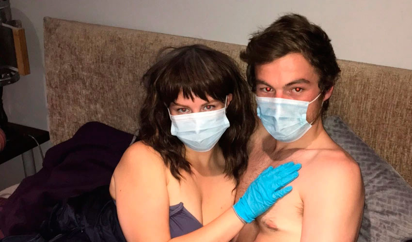Pareja tiene sexo con mascarilla y guantes por miedo al Covid-19