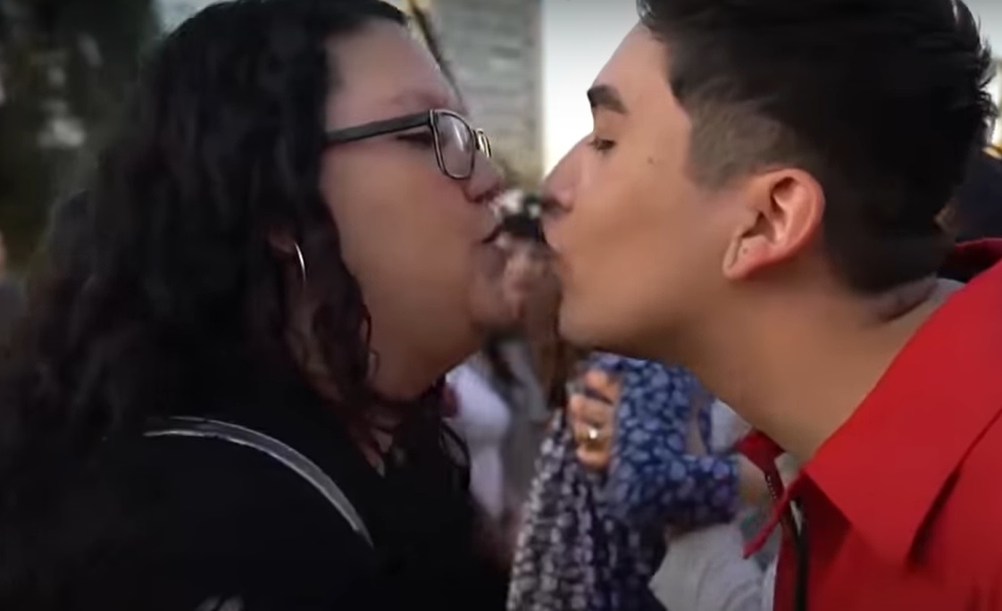 Besatón por el Día Internacional del beso