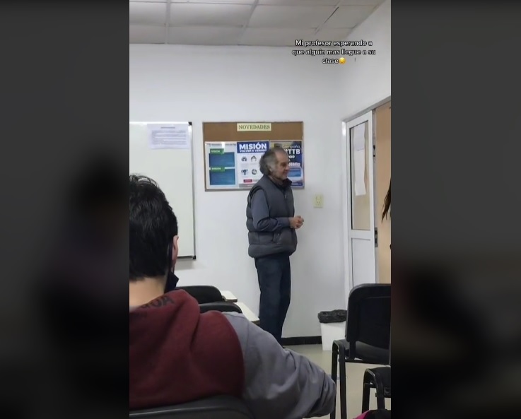 Video de profesor de edad avanzada esperando a que lleguen sus alumnos conmueve en TikTok
