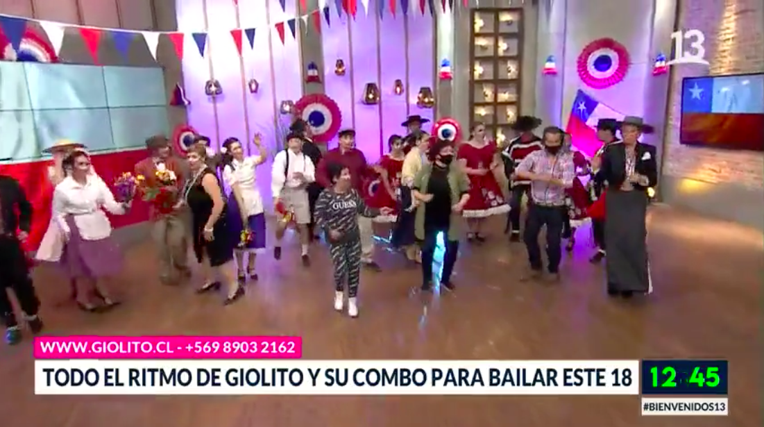 Raquel Argandoña bailó con la música de “Giolito y su combo”