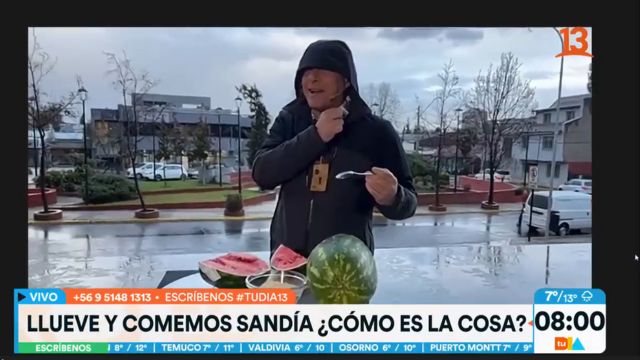 José Luis Repenning celebra su cumpleaños comiendo sandía en medio de la lluvia 