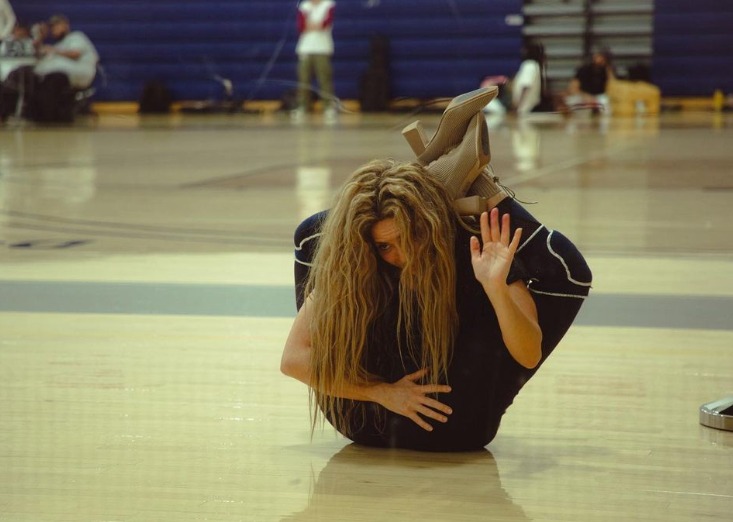 Shakira mostrando su increíble flexibilidad