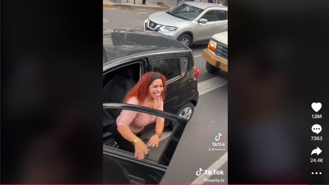 Jóvenes se volvieron viral por regalar ‘shots’ de tequila a desconocidos en la calle 