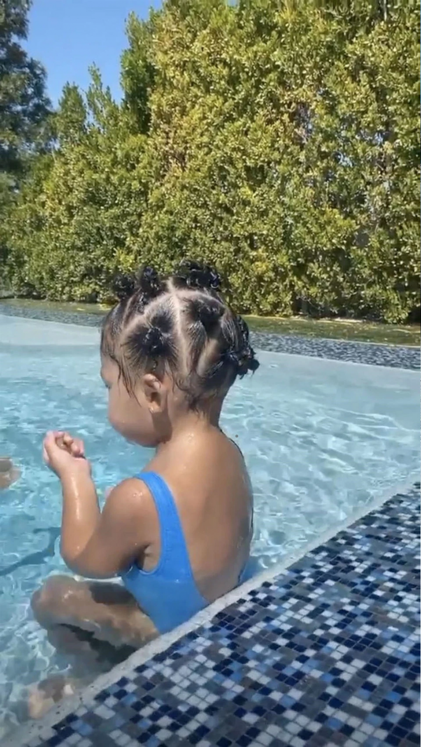 los juguetes de kim en la piscina