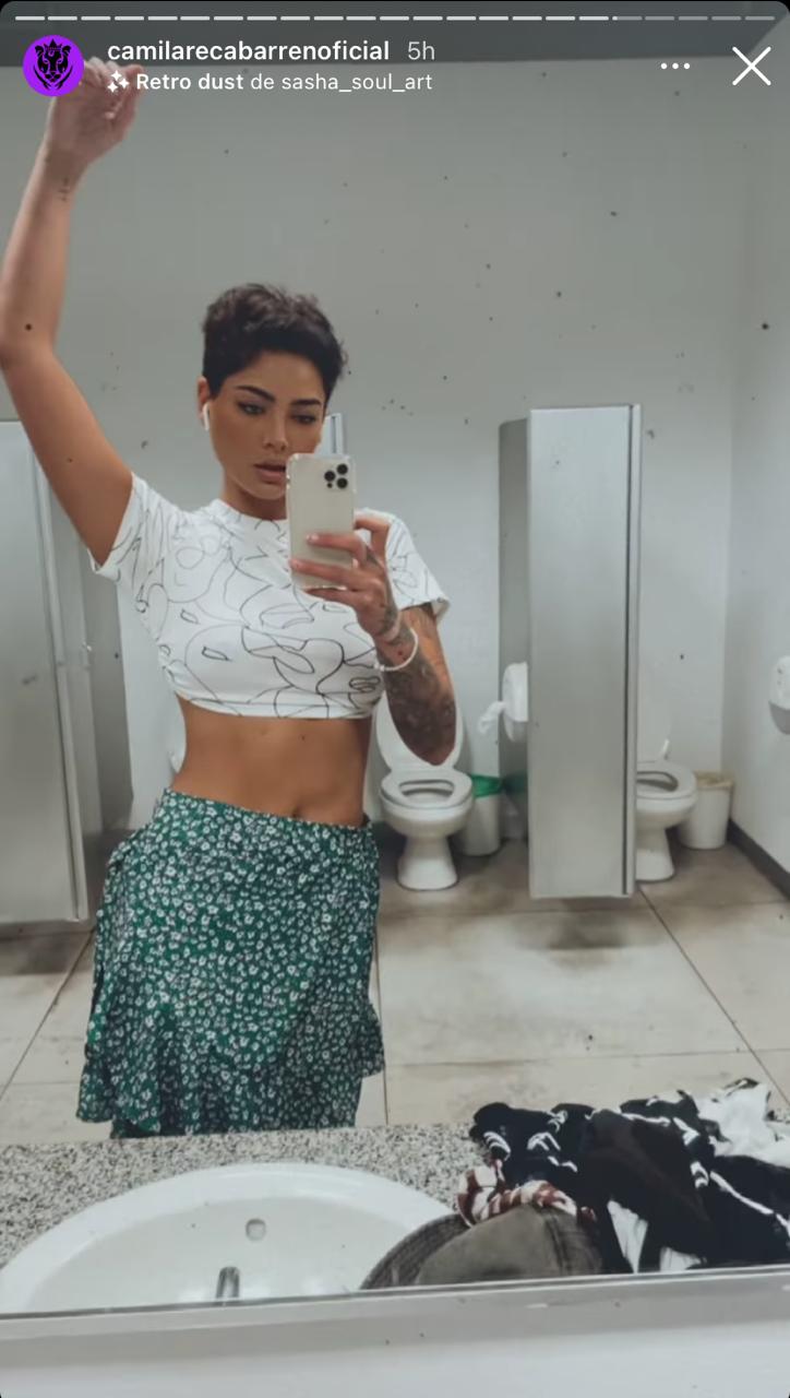 Camila Recabarren transforma el baño en una pasarela