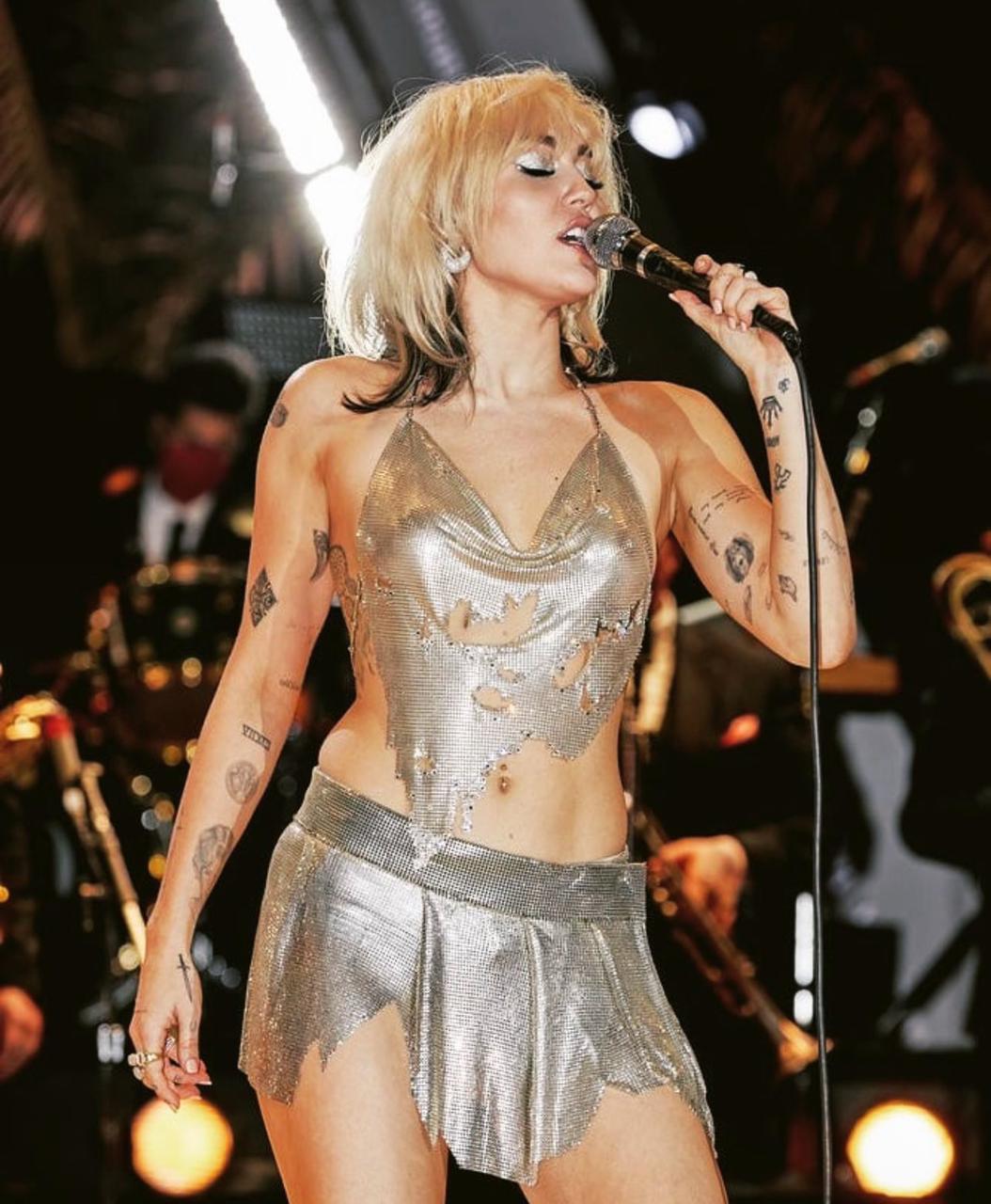 Miley Cyrus quedó sin ropa en pleno show de Año Nuevo