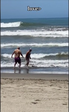 Pareja de adultos mayores jugando en la playa conmueve en redes