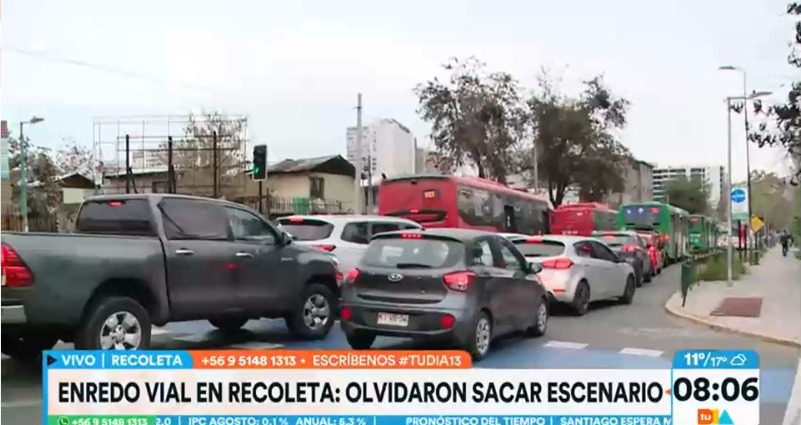 Enredo vial en Recoleta: Olvidaron sacar escenario tras Fiestas Patrias