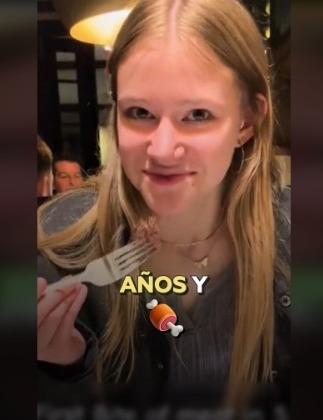 Joven volvió a comer carne después de varios años y su reacción se volvió viral