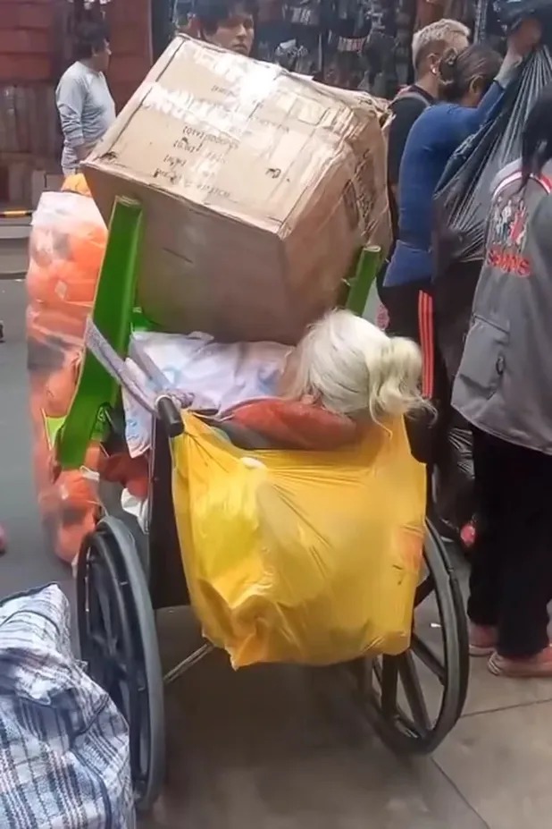 Video muestra cómo cargan compras sobre abuelita en silla de ruedas