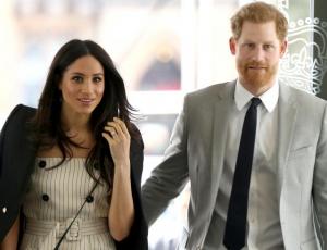 Harry y Meghan, una pareja moderna incómoda con la etiqueta y la presión