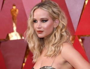 Jennifer Lawrence se roba todas las miradas con vestido metalizado