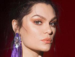 Ante las críticas: Jessie J posa en bikini y muestra su celulitis