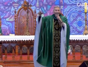 Mujer empujó a sacerdote brasileño en plena misa: video se volvió viral