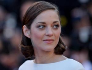 Marion Cotillard llega con sandalia tipo bota y shorts al Festival de Cannes