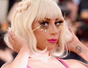Captan a Lady Gaga besándose con su sonidista