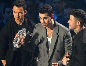 Celebración en solitario de Nick Jonas en los MTV VMAs se vuelve viral