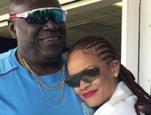 Rihanna se emocionó hasta las lágrimas al encontrarse con un profesor del colegio