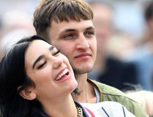 Dua Lipa luce su versión del "blazer vestido" en cita con Anwar Hadid