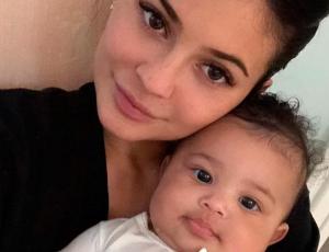 Hija de Kylie Jenner asistió a su primera alfombra roja