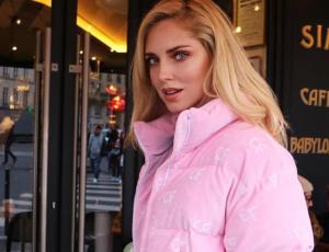 Chiara Ferragni se luce con arquitectónico vestido metálico en París
