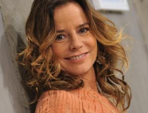Kathy Salosny dice que vive con duendes en su casa
