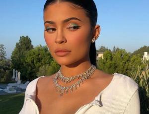Kylie Jenner presume sus curvas posando completamente desnuda