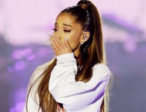 Ariana Grande rompe en llanto en pleno concierto al recordar a Mac Miller