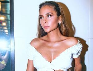 Camila Gallardo deslumbra con vestido asimétrico y traslúcido en los Latin Grammy