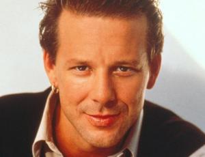 Mickey Rourke luce irreconocible tras años de cirugías estéticas