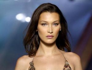 Bella Hadid hace un guiño a los 90's con look blanco total en París