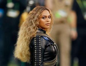 Beyoncé personaliza el blazer dress