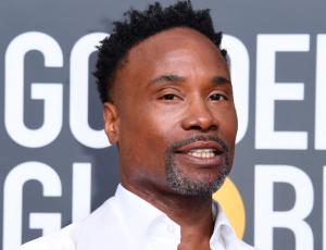 Billy Porter sorprende en los Globos de Oro con traje y cola XXL de plumas