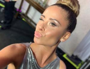 El metalizado look de Camila Gallardo en la Gala de Viña