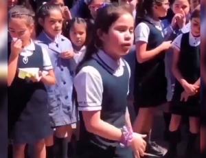 Colegiala sorprende con rap sobre la crisis en Chile: se volvió viral