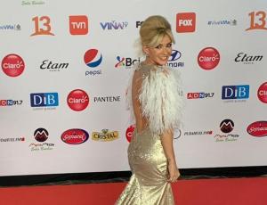 El look metalizado y con plumas de la China Suárez