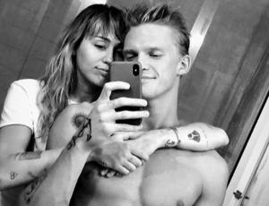 Miley Cyrus mostró la canción que Cody Simpson escribió para ella