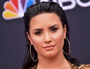Demi Lovato vuelve a un centro de rehabilitación y sus cercanos culpan a sus seguidores
