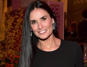 Demi Moore luce cuerpo al desnudo en revista y llama a las mujeres al destape