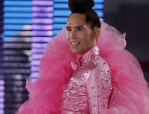 Brillos, flecos y transparencia: El extravagante look de Di Mondo en la Gala