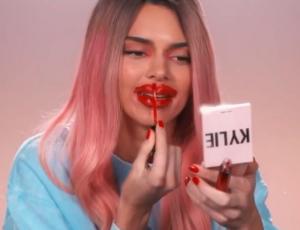 Kendall Jenner imita a su hermana Kylie en divertido video
