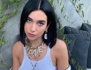 Dua Lipa trae de regreso el “mom jeans”