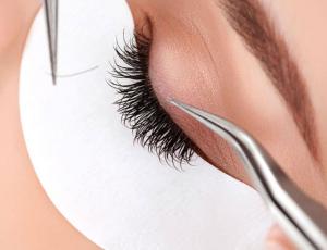 Alertan aparición de piojos por uso de extensiones de pestañas