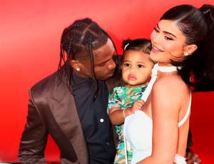 Hija de Kylie Jenner sorprende con look inspirado en su papá