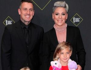 Hija de Pink recrea icónico look de Bjork en los People’s Choice Awards
