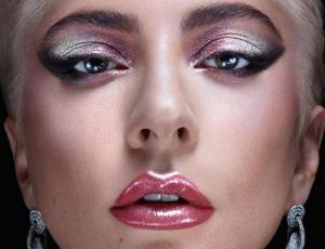 Lady Gaga anuncia el lanzamiento de su línea de maquillaje con una potente reflexión sobre la belleza