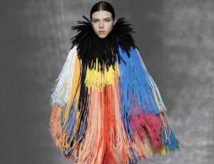 Moderno, voluminoso y "tradicional-excepcional" fue el desfile de Givenchy