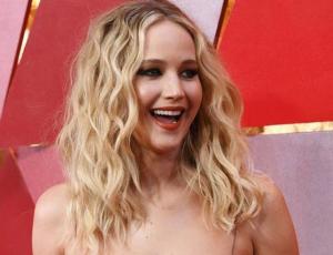 Jennifer Lawrence luce fabulosa mostrando su abdomen